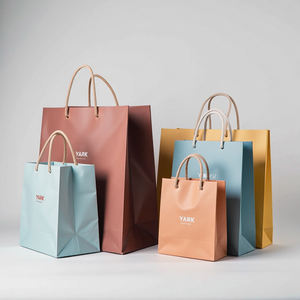 Sac en papier kraft recyclé personnalisé avec poignée pour emballage de vêtements et de courses à emporter pour Noël - Product Image 5