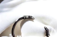 Brazalete Vikingo Nórdico Pequeño con Cuervo de Odín, Plata de Ley, Bañado en Rodio Negro, 20g, Huginn y Muninn, Joyería de Mitología Nórdica
