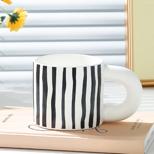 Mug en céramique minimaliste moderne, motif rayé noir et blanc, poignée épaisse, compatible micro-ondes et lave-vaisselle, usage général - Product Image 3