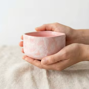 Accessoires à thé en céramique rose Sakura compatibles avec le micro-ondes, bol à matcha de luxe en émail - Product Image 5