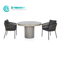 Ensemble de salle à manger d'extérieur moderne nordique, structure en aluminium durable et chaises en corde tressée pour jardin, villa, hôtel