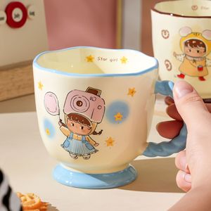 Taza de Cerámica con Tapa y Cuchara con Diseño de Chica de Dibujos Animados, Taza para Té y Café, Alto Valor Estético, Regalo para Mejores Amigas - Product Image 4