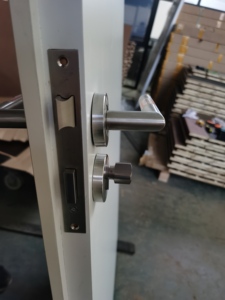Puerta Batiente <span class=keywords><strong>de</strong></span> Madera Maciza con Acabado <span class=keywords><strong>de</strong></span> Superficie Lisa, Aislamiento Acústico y Aislamiento Térmico en Forma <span class=keywords><strong>de</strong></span> T Moderna para Uso en Casas, Hoteles y Villas - Product Image 5