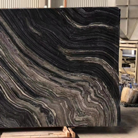 Marbre noir naturel de la Forêt-Noire, base noire profonde avec des veines ondulées superposées, poli moderne pour les sols de villas de luxe, salons et salles à manger