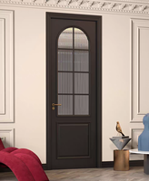 Porte en bois à charnières de style médiéval noir et blanc, porte simple battante, arc circulaire, ligne de boucle profonde, verre dépoli