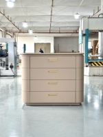 Dressing autoportant noir minimaliste avec îlot central et tiroirs – Meuble de rangement moderne pour chambre à coucher