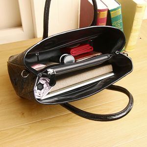 Borsa a tracolla da donna in vera pelle di prima qualità con motivo a ventre di coccodrillo, chiusura grande con zip - Product Image 4