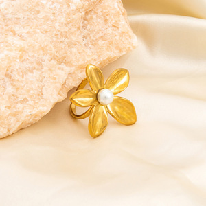 แหวนมุกผู้หญิง ดีไซน์ลายดอกไม้ ชุบทอง 18K สแตนเลสสตีล เครื่องประดับสำหรับใส่ทุกวัน - Product Image 3
