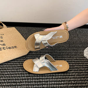 Tendances de la mode estivale : sandales à bout ouvert pour femmes, polyvalentes avec un design à lanières et une jupe résistante. - Product Image 5