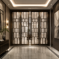 Paravent de luxe en onyx translucide avec cadre en bronze, panneaux veinés de pierre, sur mesure pour hall d'hôtel