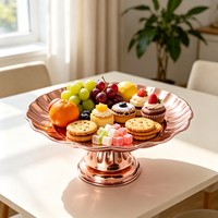 Handgemaakte gouden gegolfde roestvrijstalen dessert serveerschaal, milieuvriendelijk modern design voor restaurant, hotel, fruitpresentatie.