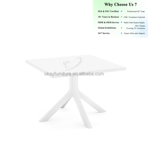 Ensemble <span class=keywords><strong>de</strong></span> table en plastique OKAY, table en plastique moderne tout usage, pieds trépieds durables pour l'intérieur et l'extérieur, chaises en plastique modernes pour l'extérieur - Product Image 1
