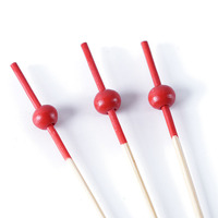 Brochettes de bambou élégantes avec boule rouge idéales pour le piercing sophistiqué de l'apéritif de la restauration
