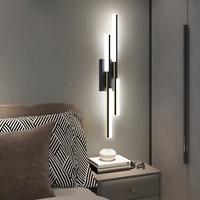 Applique murale latérale LED moderne réglable et chaude IP20 en fer, conception de ligne verticale simple pour chambre à coucher, hôtel, canapé, salon, utilisation en extérieur
