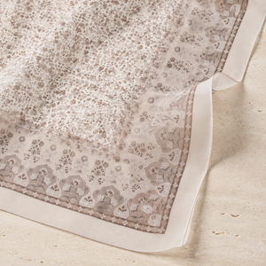 Pañuelo Cuadrado de Moda Miss Color Premium de Poliéster Chiffon 140x140 cm, Estampado Digital, Suave al Tacto, Ligero, Transpirable y Antiarrugas - Product Image 1