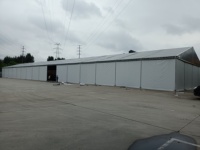 Tente de stockage logistique : Gardez vos marchandises au sec et en sécurité – Structure en aluminium à travée libre, assemblage sans soudure pour les cours de distribution