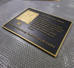 Plaque commémorative en laiton massif noir et or, emblème gravé sur mesure, panneau métallique pour la commémoration <span class=keywords><strong>funéraire</strong></span>, marqueur <span class=keywords><strong>de</strong></span> tombe - Product Image 4