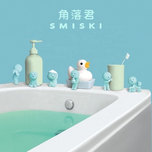Vente en gros de figurines lumineuses SMISKI authentiques de la série Salle de Bain, boîte mystère tendance, ornements mignons, créatures d'angle apaisantes - Product Image 4