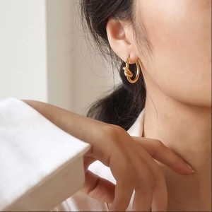 Pendientes de Aro Redondos Huecos de Acero Inoxidable con Baño de Oro de 18K, Antideslustre, de Moda Sencilla, Joyería Minimalista para Mujer, Pendientes de Aro con Nudo - Product Image 6