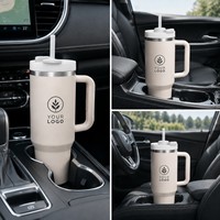 Mug Kopi Perjalanan Vakum Dinding Ganda 40 oz dengan Logo Custom, Grosir Tumbler Stainless Steel 30oz 40oz untuk Luar Ruangan dengan Gagang dan Sedotan