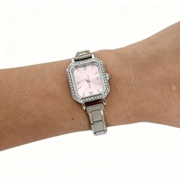 Montre-bracelet élégante pour femme, style italien, avec breloques, mouvement à quartz, et bracelet en acier inoxydable personnalisable (module de sangle DIY)