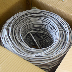 Cable <span class=keywords><strong>UTP</strong></span> CAT5/CAT6 para interiores, 4 pares, 24AWG/23AWG, CCA, cobre, 305 m, caja de color - Product Image 4
