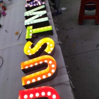 Lettre lumineuse personnalisée en forme de H aux couleurs vives avec effet de lumière dynamique, taux de réutilisation élevé, pour enseignes de magasins et événements