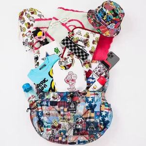 Dessin de style doodle d'un sac à main de style anime - grande capacité, mignon et amusant. - Product Image 3