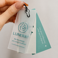 Étiquettes suspendues personnalisées en PVC transparent et silicone découpé, imprimées sur papier, avec logo sur mesure, recyclables, avec cordons et épingles de sécurité pour vêtements