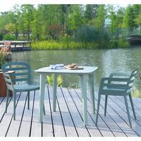Ensemble de table à manger d'extérieur moderne, meubles de jardin et de cour avec chaises empilables pour restaurant, parc et villa