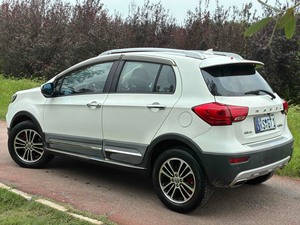 16ème modèle de Haval H1, avec un corps blanc, intérieur rouge et noir, transmission manuelle 1.5L. Équipé de tout le nécessaire - Product Image 3