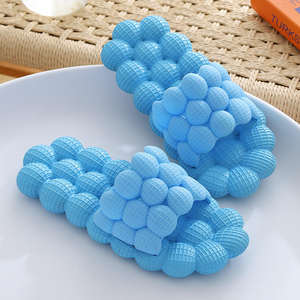 Pantoufles à bulles de litchi drôles Tongs de réflexologie pour femmes et hommes Pantoufles Trengy diapositives à bulles avec breloques de sabots personnalisées - Product Image 1