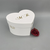 Boîte d'emballage pour fleurs en carton recyclé avec logo personnalisé en forme de cœur, revêtement UV et gaufrage, pour la Saint-Valentin 2026