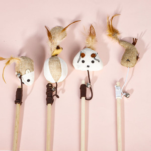 Vente en gros Jouets pour <span class=keywords><strong>chat</strong></span> Plume naturelle Corde haute élasticité Bâton en bois avec cloches Jouets interactifs pour chats d'intérieur - Product Image 6