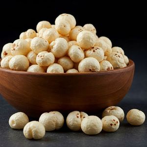 Palomitas de Maíz Blancas Crujientes con Puntos Marrones en Tazón de Madera, Sabor Original Natural y Orgánico, Forma Redonda - Product Image 1