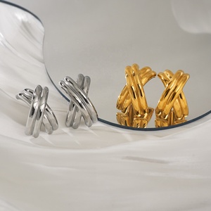 Orecchini a perno MYNECK in acciaio inossidabile placcato oro PVD 18K, anti-ossidazione, alla moda, classici, stile euroamericano, a croce romana, a scudo - Product Image 3