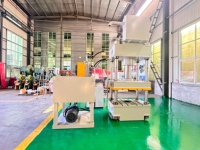 Presse hydraulique à quatre colonnes et trois poutres série Y32K-200T, système servo, contrôle PLC, multifonctionnelle, pompe moteur 18,5 kW, profondeur de pressage élevée