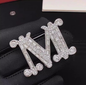 Broche de Lujo Ligero 2026 con Letras para Boda, Fiesta o Compromiso - Product Image 1