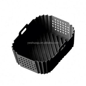 Bandeja de silicona perforada para asar y freír en freidoras de aire, compatible con utensilios y moldes de horno. - Product Image 3