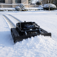 Tondeuse à gazon multifonctionnelle télécommandée sur chenilles avec lame de déneigement en option pour le dégagement des routes hivernales et des entrées de fermes