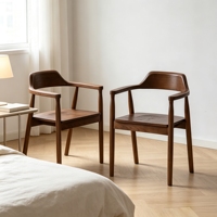 Fauteuil de salle à manger en bois massif, bois de caoutchouc, grain de bois riche, dossier incurvé, accoudoirs enveloppants, pieds effilés, fournisseur direct d'usine en gros