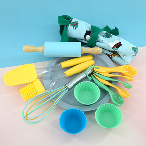 Kit da Forno Ecologico per Bambini con Oltre 12 Pezzi, Grembiule, Mattarello, Spatola in Silicone, Pennello, Frusta, Stampi per Torte per Natale - Product Image 2