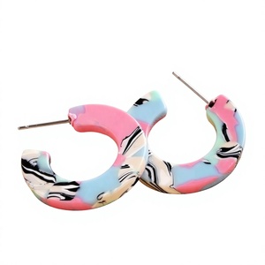 Meilleures boucles d'oreilles créoles géométriques de haute qualité, design élégant, en résine acrylique rouge, noir, blanc, bijoux tendance unisexe, pour femme, anniversaire - Product Image 2