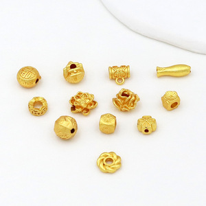 Cuentas espaciadoras chapadas en oro que preservan el color, nudo chino, bolsa de la suerte auspiciosa, cuentas con patrón floral tridimensional, hechas a mano - Product Image 4