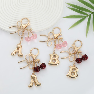Porte-clés 26 lettres avec cerise et nœud, breloque de sac plaqué<span class=keywords><strong>e</strong></span> or avec initiale, accessoires personnalisés pour femme - Product Image 2