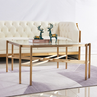 Table basse moderne de style européen luxueux pour le salon, avec base en métal doré et plateau en verre trempé
