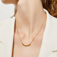 Collier PVD tendance 2026 avec pendentif carré minimaliste en argent sterling 925 plaqué or 18 carats et chaîne serpent
