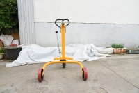 Chariot hydraulique robuste pour fûts de 250 kg DT250 : Serrage de précision pour la manutention professionnelle des fûts d'huile