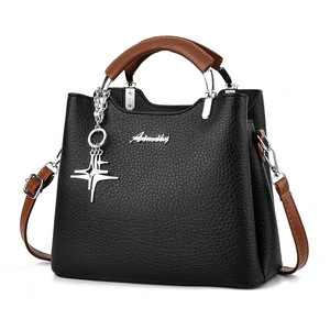 Bolso de Mano Blanco para Mujer con Asa Marrón y Colgante Metálico, Bolso Bandolera para Viajes Diarios - Product Image 5