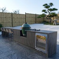 Cuisine extérieure modulaire de luxe en acier inoxydable ignifuge avec barbecue Kamado, porte vitrée, réfrigérateur et évier pour cour japonaise